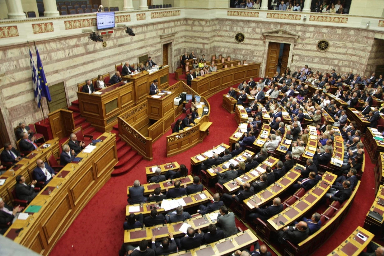 Αγριο επεισόδιο στη Βουλή με βουλευτή ΣΥΡΙΖΑ: «Βγες έξω καθίκι» – Εκσφενδόνισε καρέκλες, τσάντα , κινητό
